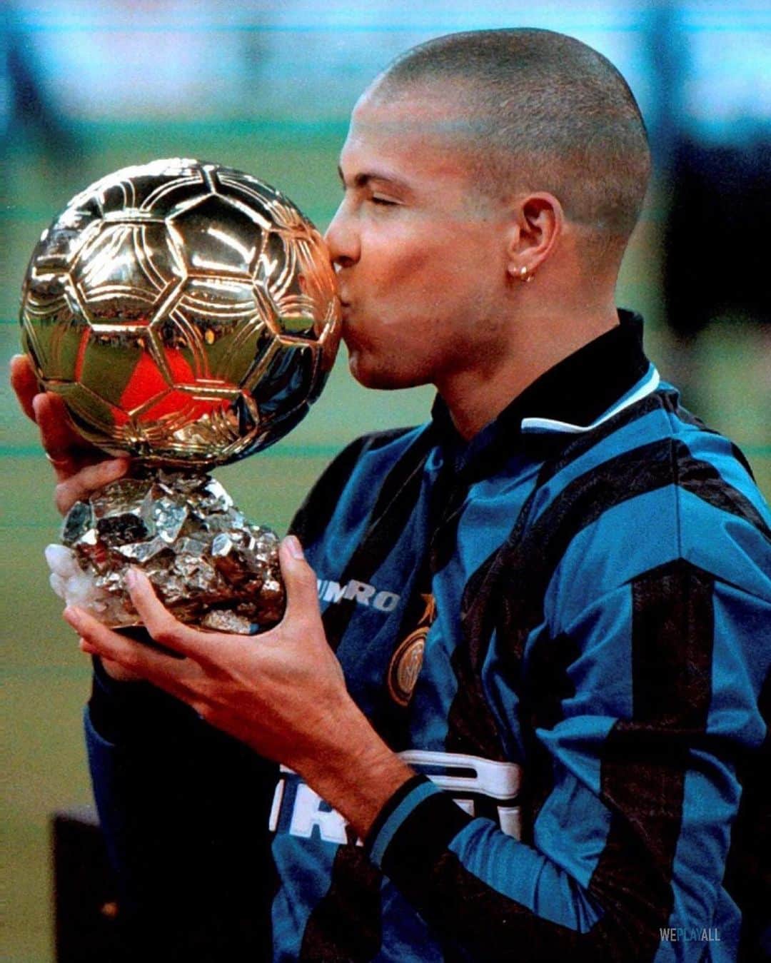 のインスタグラム：「#Tbt @inter #ballondor ⚽️❤️」