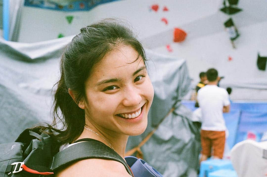 アラーナ・イップのインスタグラム：「Excited, nervous, and very happy to be heading to Tokyo to meet up with Team 🇨🇦 for the World Championships! ⠀⠀⠀⠀⠀⠀⠀⠀⠀ Photo @allvestison ⠀⠀⠀⠀⠀⠀⠀⠀⠀ @arcteryx @canfund @climb.base5」