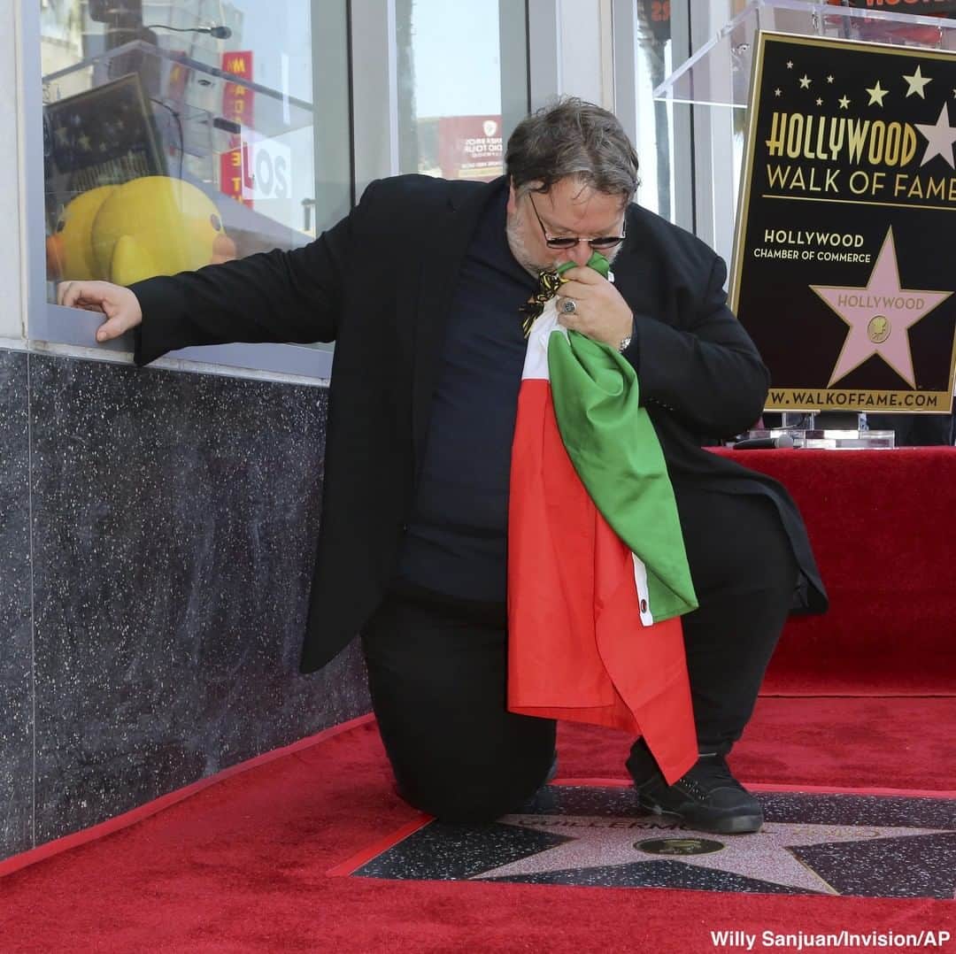 ABC Newsさんのインスタグラム写真 - (ABC NewsInstagram)「Filmmaker Guillermo Del Toro kisses the Mexican flag during Walk of Fame ceremony. #guillermodeltoro #film #cinema #walkoffame #hollywood」8月7日 5時56分 - abcnews