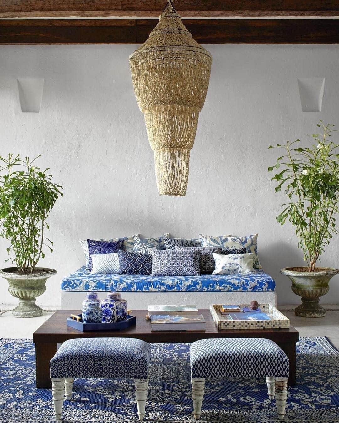 ELLE DECORさんのインスタグラム写真 - (ELLE DECORInstagram)「Bold blue accents add texture to this master bedroom, as seen in designer @johannaortizofficial’s Cartagena vacation house. The Indonesian shell pendant is from @casachiqui, and the recycled-plastic rug is by Mad Mats.📸: @ricardolabougle, as seen in our September 2018 issue.」8月7日 6時01分 - elledecor