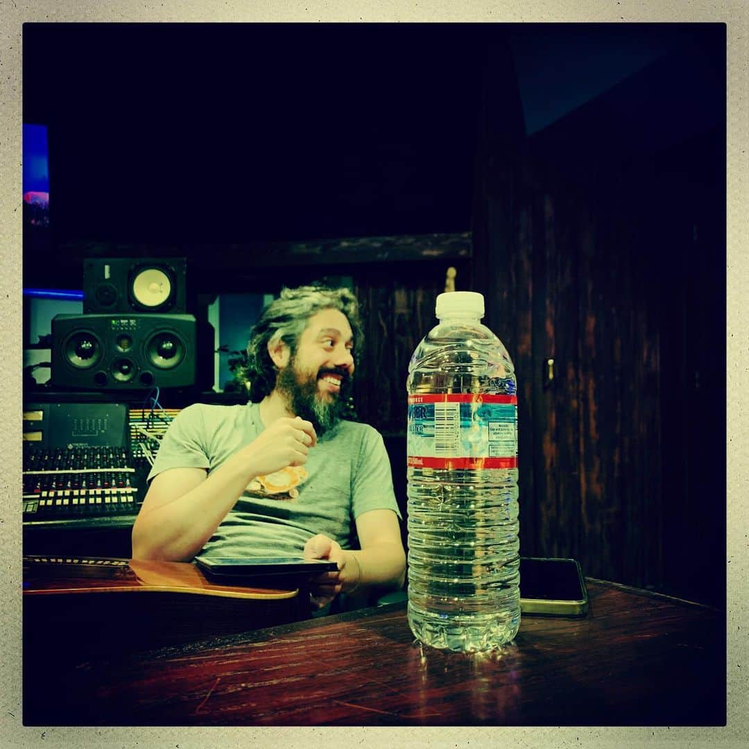 リチャード・スペイト Jrさんのインスタグラム写真 - (リチャード・スペイト JrInstagram)「Proof that when @zacharyrossguitar sits down, he’s exactly one bottle of water tall.」8月7日 6時06分 - dicksp8jr