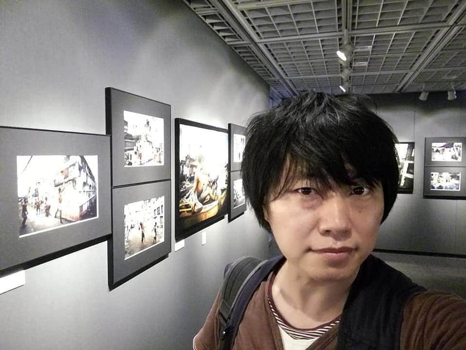 志葉玲のインスタグラム：「友人のカメラマン、吉田尚弘くんの写真展に行って来た。新宿御苑前駅からすぐそば。フィリピンの首都マニラ近郊の墓場にあるスラムに暮らす人々を撮った作品が展示されています。本日7日15:00まで。  東京都新宿区新宿1-4-10 ギャラリーシリウス」