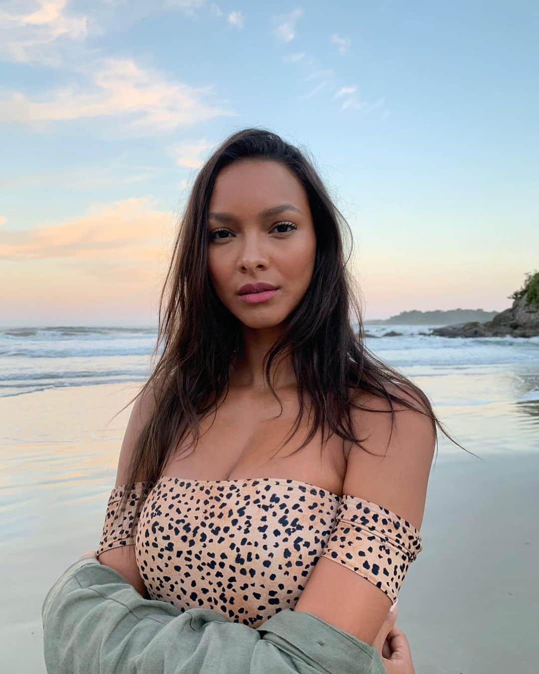 ライス・リベイロさんのインスタグラム写真 - (ライス・リベイロInstagram)「Filming at the beach today #BornToFashion」8月7日 6時24分 - laisribeiro