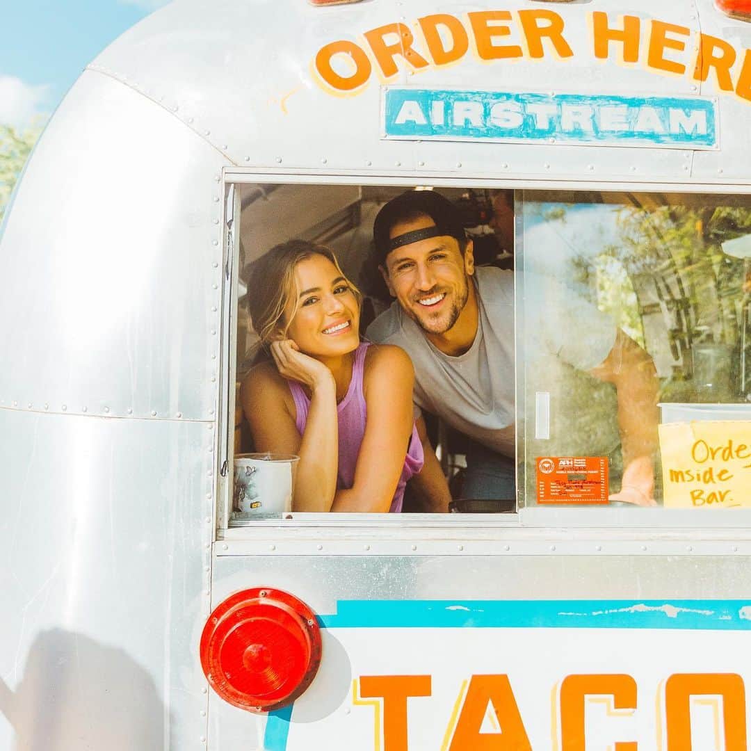 ジョジョ・フレッチャーのインスタグラム：「If y’all didn’t know, me and @jrodgers11 have a deep love for Airstreams and it’s been a bucket list renovation we have always wanted to do... On TONIGHTS episode, you get to watch us check off that dream as we tackle one seriously difficult, but rewarding project. ☺️ Keep swiping to see what we were working with... I couldn’t be more proud of what we turned it into. See tonight on Cash Pad!! :)」