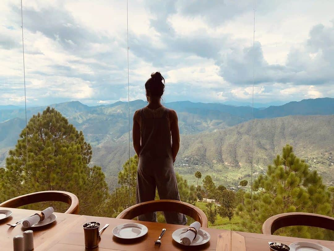 エヴァンジェリン・リリーさんのインスタグラム写真 - (エヴァンジェリン・リリーInstagram)「@the.kumaon hotel in the morning, midday and at dusk. 🌲 This place is the #oasis I’ve been dreaming about. . #rest #peace #ease #himalayas #india #forest #views」8月7日 6時33分 - evangelinelillyofficial