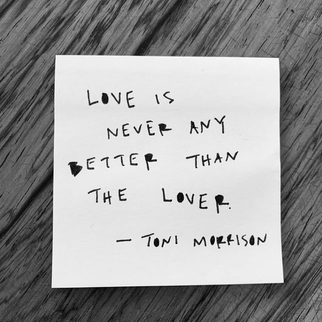 ジェシー・ウィリアムズさんのインスタグラム写真 - (ジェシー・ウィリアムズInstagram)「↔️Toni Morrison changed my life. Inflated it. Again and again and again and again. I still remember the chills, my jaw going slack as my head jerked up, eyes out the bus window reflecting- wrestling with the contents of what the hell i just read. The defiant power of these people and concepts she was gifting us. My first reading of Song of Solomon in high school blew my mind and followed me everywhere, literally. I carried it w me as one does a Koran or Bible, or Malcolm X Speaks. A survival guide of artful wisdoms. Always artful. Always wisdoms. I reread and re-examined it so often it fell apart. So i bought another and encased my ground zero in assorted plastics. As if preserving it and myself were one and the same. The Bluest Eye was central to my high school English dept entry curriculum. Beloved caused me to create our own African American Literature course.  Toni Morrison taught us to sit into ourselves and power, not as overcompensation or cliché, but simply because it’s true.  Firstly and always, Do your work. Make your art. Make it true. 📚 ✊🏾 💛 👑—- “She is a friend of my mind. She gather me, man. The pieces I am, she gather them and give them back to me in all the right order.”」8月7日 6時38分 - ijessewilliams