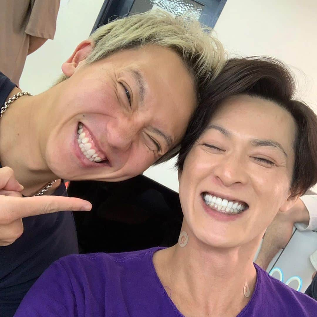 岡田亮輔さんのインスタグラム写真 - (岡田亮輔Instagram)「昨日は✨👏🙌✨ オフブロードウェイ・ミュージカル🎭グーテンバーグ！ザ・ミュージカル！2019✨にプロデューサー役としてゲスト出演させて頂きました❗️❗️❗️ 新納さんと原田さんの見事な息の合った芝居の最後にテンション高めの空気が読めないプロデューサーが入ってしまうと言う本番になってしまいました（笑）💦失礼しました💦 ただ温かいステージで💕お二人とお客様に助けられました🙏✨ 新納さんと原田さんのパフォーマンスは素晴らしいの一言で歌✨芝居はもちろんの事❗️❗️一気に会場をグーテンバーグの世界に引き込む力は圧巻でした👏👏👏笑いのセンスのお洒落さとまるで呼吸しているかの様なテンポの良さは観ているこっちをワクワクさせる❗️❗️次は何が起こるんだろう🤩そんなパフォーマンスを間近で観れて沢山勉強になりました✨🙏👍✨ 素敵な時間をありがとうございました😆🙌 #グーテンバーグザミュージカル2019 #プロデューサー役 #ゲスト出演 #新納慎也 さん #原田優一 さん #息の合った #お芝居 #笑いのセンス #圧巻 #温かいステージ #お客様に助けられた #素敵な時間を #ありがとうございました #新宿角座」8月7日 6時39分 - ryosuke.okada0216