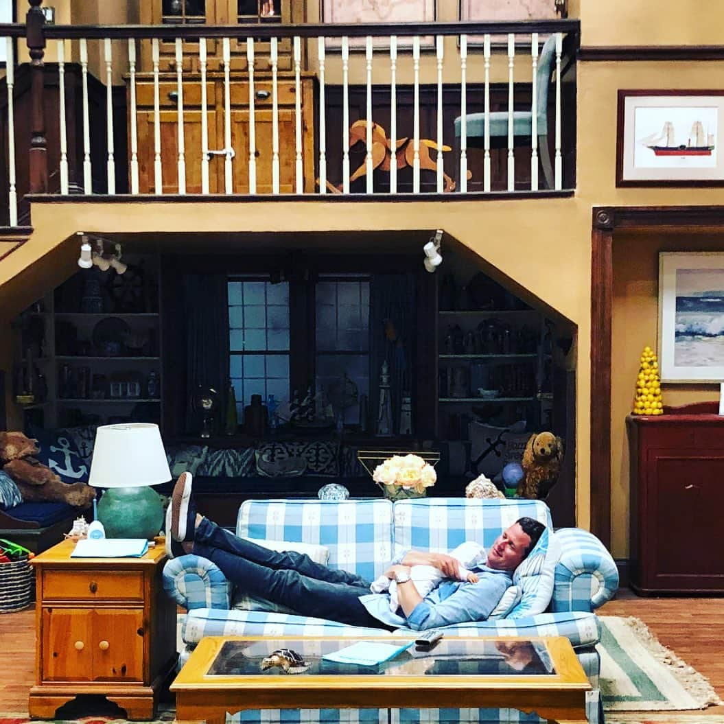 スコット・ウェインガーのインスタグラム：「I used to do my homework on this couch. @fullerhouse @netflix」