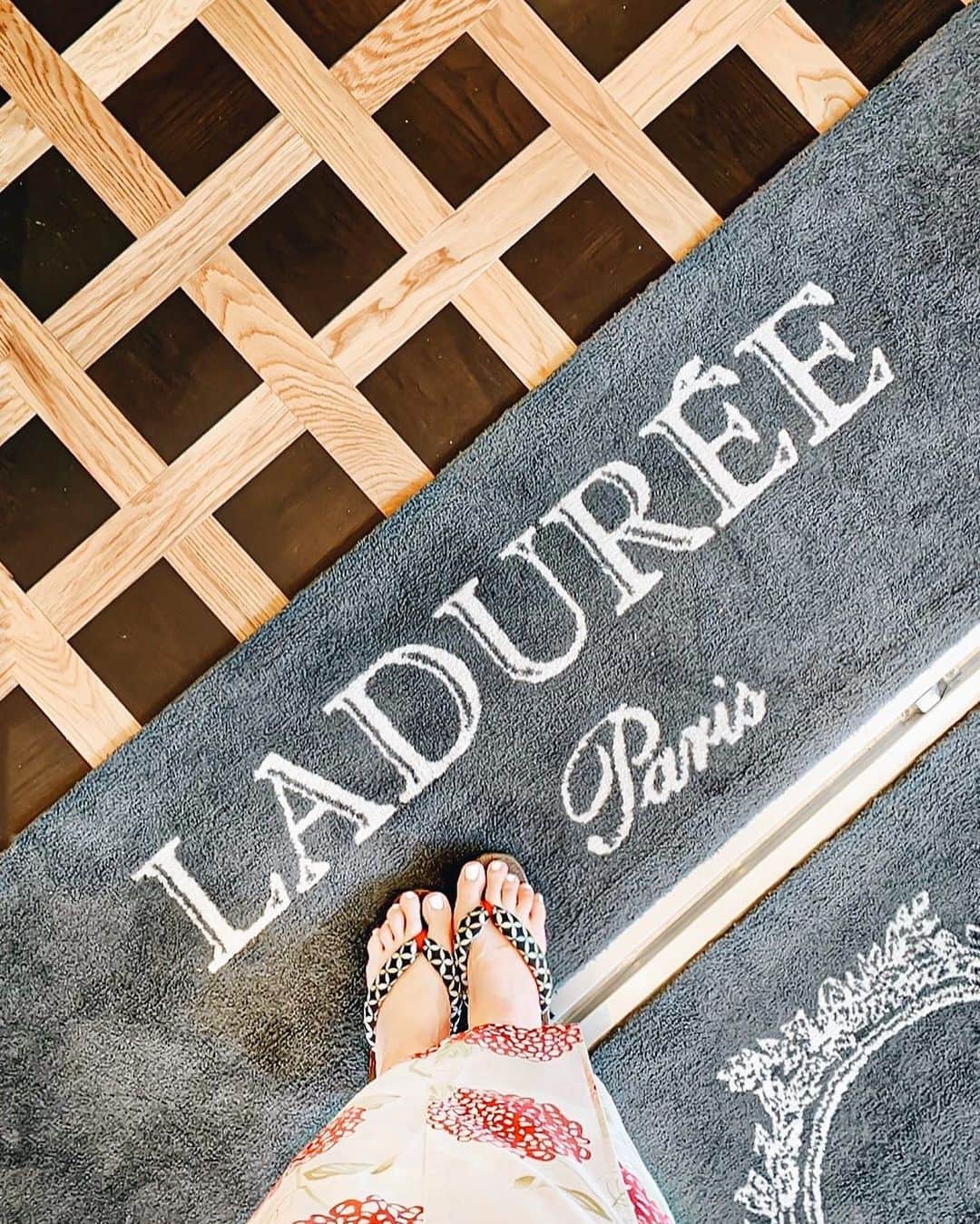 のインスタグラム：「laduree👣 歩きやすい下駄で 悲鳴をあげずに済みました☺︎ 𓏧𓏧𓏧𓏧𓏧𓏧𓏧𓏧𓏧𓏧𓏧𓏧𓏧𓏧𓏧𓏧𓏧𓏧𓏧𓏧𓏧𓏧𓏧𓏧𓏧𓏧𓏧𓏧𓏧 #travelingfeet#lookyfeets#travelaweson#lifewelltraveled#amazingdestination#happyfeet#ihavethisthingswithfloors#fromwhereyoustand#lookdown#selfeet#amazingfloorsandwanderingfeet#lookdownclub#viewfromthetop#ihavethisthingwithtiles#coffeecupsoftheworld#coffeeshopvibes#coffeecupsofinstagram#floordesign#tilefloor#tileaddict#tile#tilegram#shoesaddict#ラデュレ京都四条店#下駄#足元くら部」