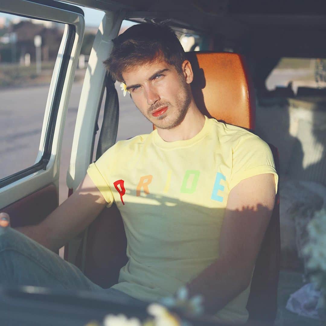 ジョーイ・グレーセッファのインスタグラム：「I’m Gay 🌈 New summer merch, link in bio」