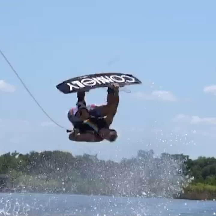 レッドブルのインスタグラム：「Last time he attempted this trick he ended up in the hospital. Now, redemption is spelled D-O-W-D-Y 👏 🏃‍♂️ @dirtymikedowdy  #wakeboarding #wakeboardtricks #lakelife #redbull #givesyouwings」