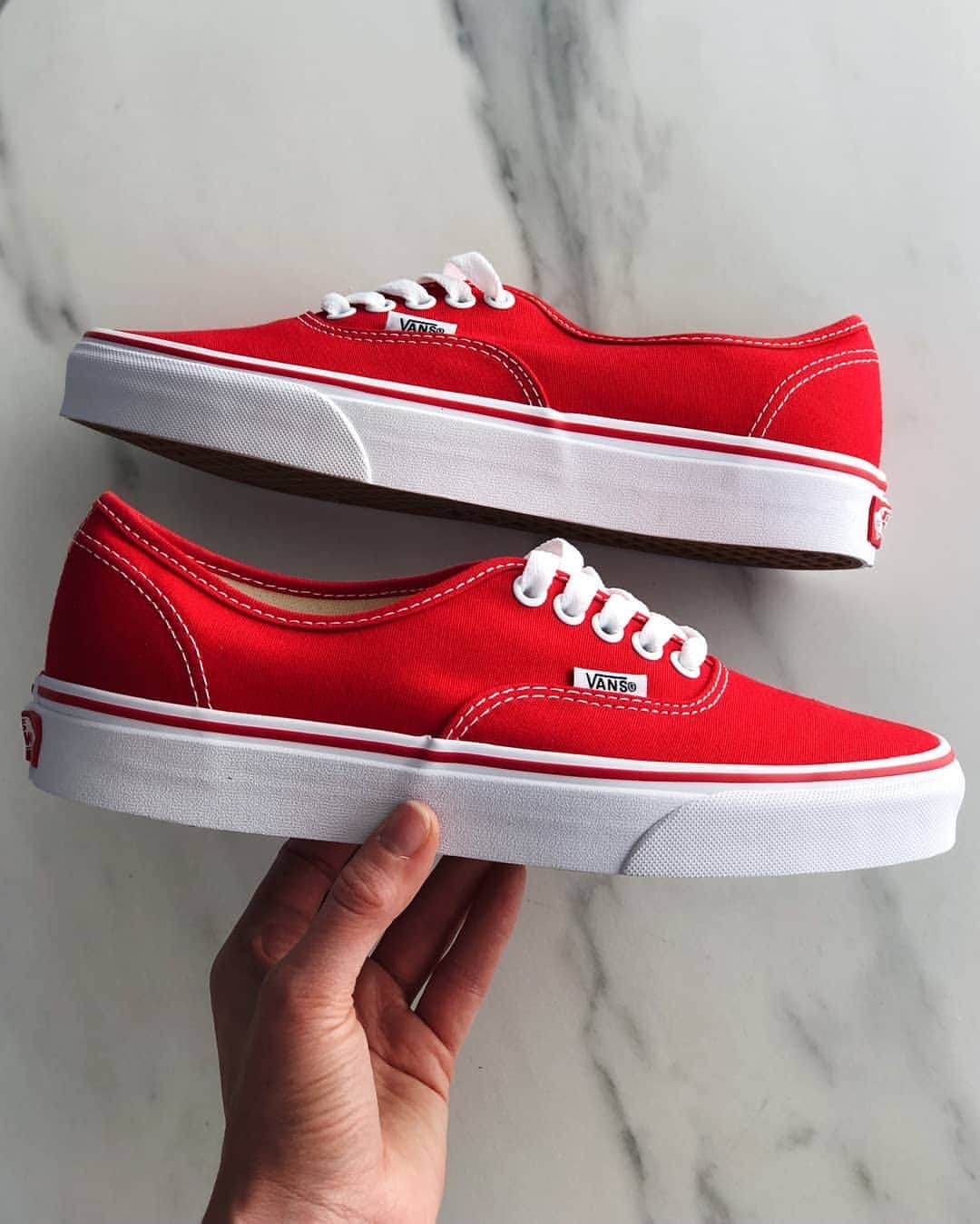 STYLERUNNERさんのインスタグラム写真 - (STYLERUNNERInstagram)「A pop of red?! We think so! ❤️❤️❤️ Hit the link in bio to shop the latest Vans sneakers like these Vans Authentic in red ☝️☝️」8月7日 7時08分 - stylerunner