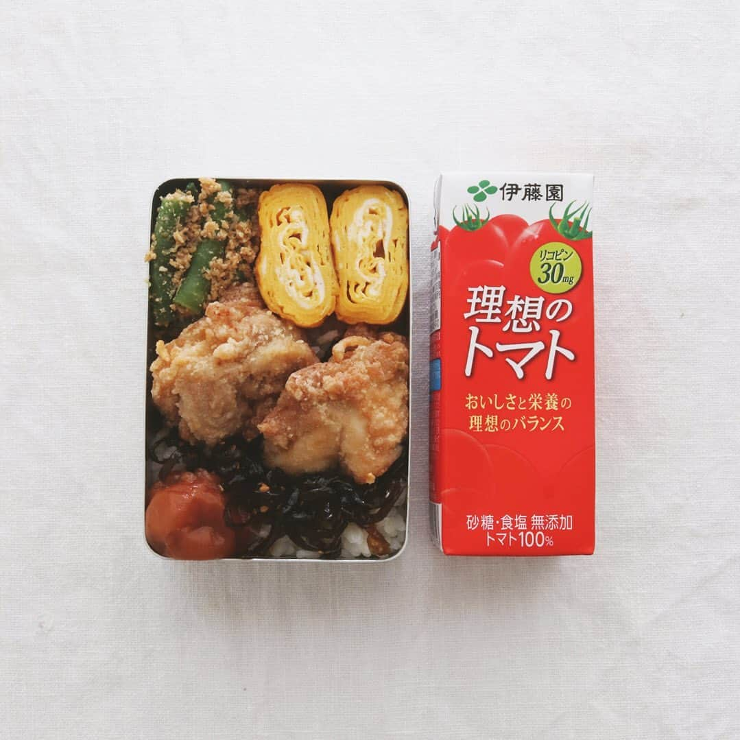 樋口正樹さんのインスタグラム写真 - (樋口正樹Instagram)「Karaage Bento . 朝ごはんの家弁当。 残りものの唐揚げ、 昆布、梅、卵焼き、 いんげん胡麻和え、 差し入れで頂いた トマトジュースと。 . . #家弁 #からあげ弁当 #唐揚げ弁当 #トマトジュース #理想のトマト #BENTO #karaagebento」8月7日 7時22分 - higuccini