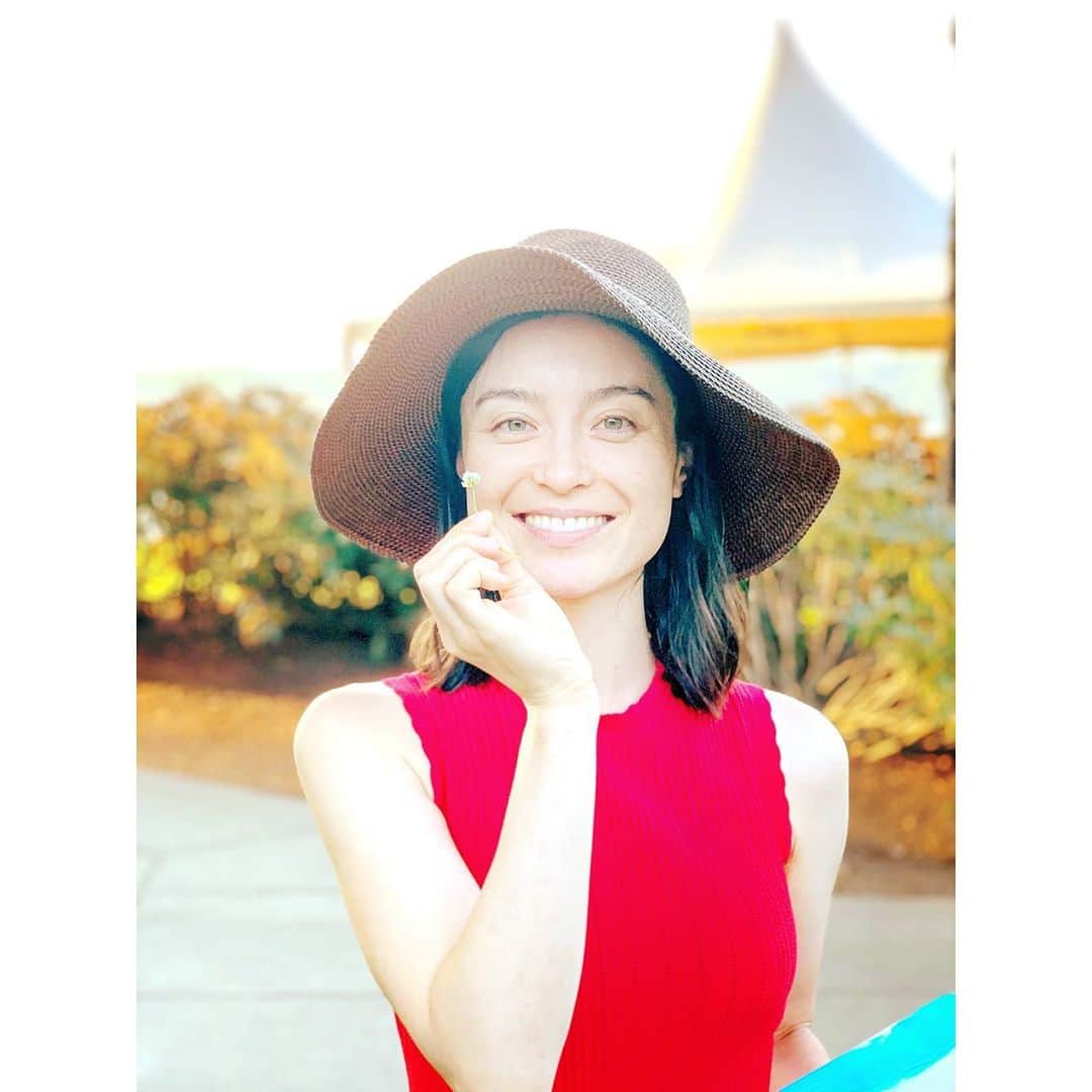 エミ・マイヤーのインスタグラム：「The my-daughter-picked-me-a-flower Glow. #SummerVibes on the #OlympicPeninsula 娘がはじめてお花を摘んでくれた✨#PacificNorthwest #pnwadventures」