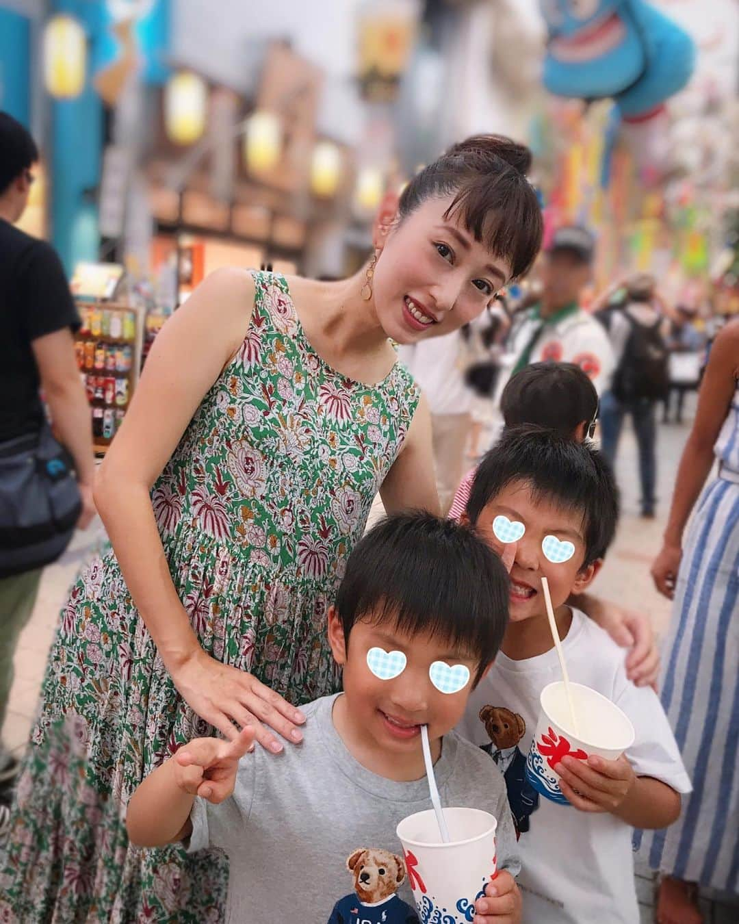 中西麻里衣さんのインスタグラム写真 - (中西麻里衣Instagram)「昨日も夕方からお祭りへ行ってきました🌻阿佐ヶ谷の七夕祭り❗️ 長ーい商店街にお店がたくさんあって✨歩いてるまわるのが楽しかった😆 兄はカルピス・弟コーラ・母はスイカ味で頼んだ暑い日の🍧は最高でした✌️ #夏休み#お出かけ#思い出#アクティブ母ちゃん#お祭り#阿佐ヶ谷七夕祭り#お店たくさん#楽しかった#お友達と#かき氷#最高#汗だく#来年も行きたい#男の子まま#息子らぶ」8月7日 7時35分 - 87marii