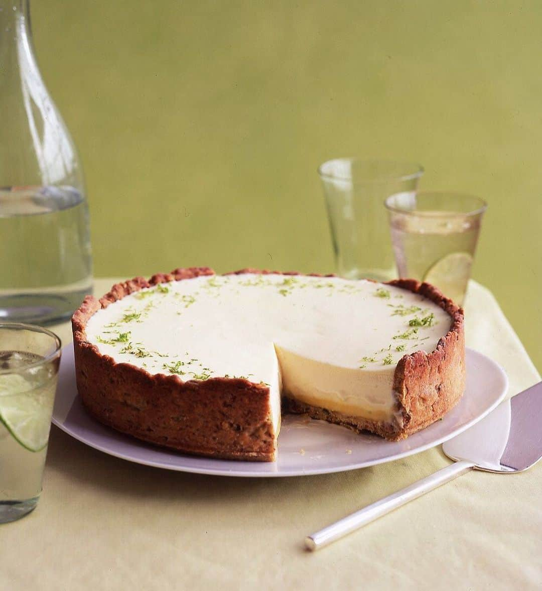 マーサ・スチュワートさんのインスタグラム写真 - (マーサ・スチュワートInstagram)「Creamy meets crunchy when a layer of velvety lime-flavored mascarpone-ricotta mousse and tart lime curd come together in a rustic pistachio shell, a beautifully simple confection discovered #fromthearchive of our March 2007 issue. It may look like a cheesecake, but it is lighter and airier - the perfect dessert after an afternoon barbecue. Grab the full recipe at the link in bio! 👆🏼📷: @yhphotos」8月7日 7時36分 - marthastewart