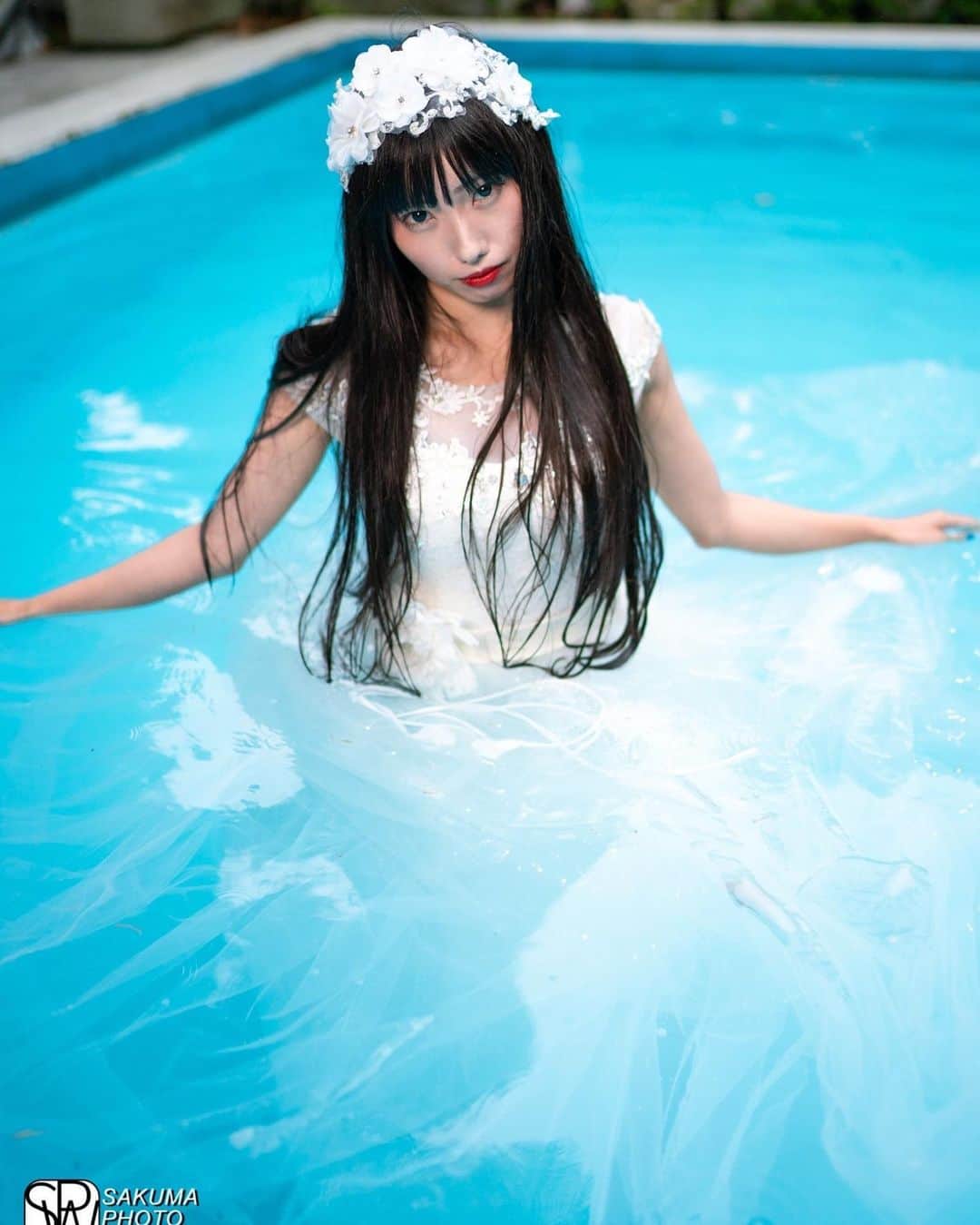 秋元るいさんのインスタグラム写真 - (秋元るいInstagram)「おはようございます！本日から秋元るい展 です！ そしてビスコッティ2年目初オープン日！ どうぞよろしくお願いします✨✨ . #gm #goodmorning . . #ビスコッティなう #マシュマロ撮影会 #秋元るい展 #portrait #portraitphotography #good_portraits_world #lovers_nippon_portrait #portraits #jp_portrait部 #ポートレート #photography #写真好きな人と繋がりたい #ファインダー越しの私の世界 #instagood #fashion #photographer #photooftheday #東京カメラ部 #tokyocameraclub  #ポートレートしま専科 #japanesegirl #followme #ig_japan  #kawaiigirl #インスタグラマー  #プール #ブライダル #ウエディングドレス」8月7日 7時36分 - akimoto_rui