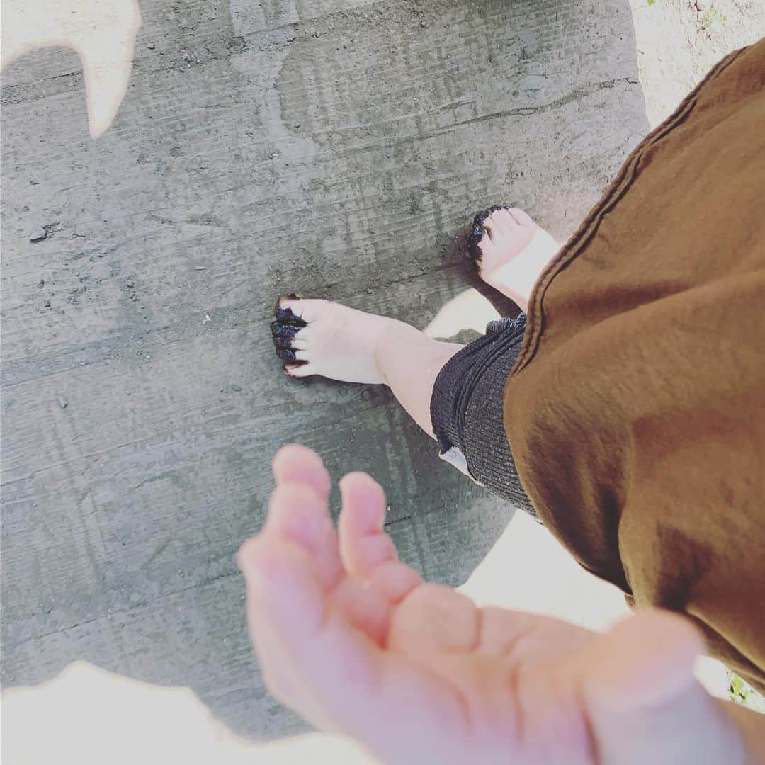 安田美沙子さんのインスタグラム写真 - (安田美沙子Instagram)「暑い暑い！子供達は、水遊びが欠かせません。ついでに自分もビショビショになりました😊🌈 泥を裸足で踏むのは初めてだから泣きそうになってた。笑 . . 15°cのポップオーバー美味しかった😭❤️ハンバーガーも食べちゃいました！暑いけど食欲だけはある。笑 . . #instagood #pool #park #sweets #popover #summer」8月7日 7時44分 - yasuda_misako