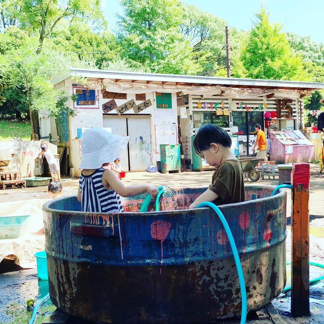 安田美沙子さんのインスタグラム写真 - (安田美沙子Instagram)「暑い暑い！子供達は、水遊びが欠かせません。ついでに自分もビショビショになりました😊🌈 泥を裸足で踏むのは初めてだから泣きそうになってた。笑 . . 15°cのポップオーバー美味しかった😭❤️ハンバーガーも食べちゃいました！暑いけど食欲だけはある。笑 . . #instagood #pool #park #sweets #popover #summer」8月7日 7時44分 - yasuda_misako