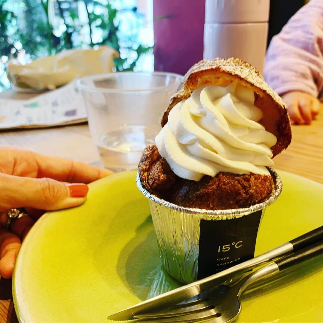 安田美沙子さんのインスタグラム写真 - (安田美沙子Instagram)「暑い暑い！子供達は、水遊びが欠かせません。ついでに自分もビショビショになりました😊🌈 泥を裸足で踏むのは初めてだから泣きそうになってた。笑 . . 15°cのポップオーバー美味しかった😭❤️ハンバーガーも食べちゃいました！暑いけど食欲だけはある。笑 . . #instagood #pool #park #sweets #popover #summer」8月7日 7時44分 - yasuda_misako