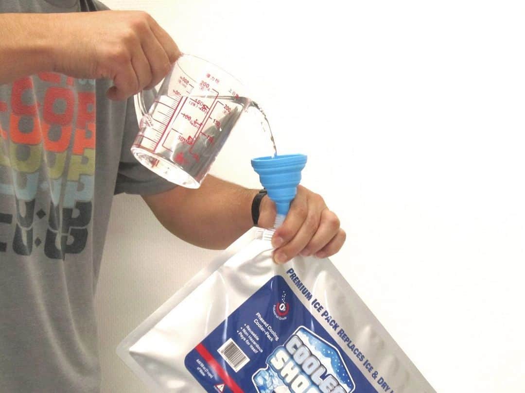 株式会社津田商会のインスタグラム：「アメリカ製強力保冷剤「COOLER SHOCK（クーラーショック）」の使い方を説明します。 ・ ①クーラーショックに規定量の水を注ぎます（S:355ml、M:830ml、L:1660ml） ②空気を抜きながらシリコンコルク（中栓）を挿入します。 ③シリコンコルク（中栓）は奥まで差し込んでください。 ④スクリューキャップをしっかり奥まで締めます。 ⑤水がジェル状に変わるまで20〜30分待ちます。 ⑥ジェル状に変わったら冷凍庫で凍らせてください。 予冷時間の目安はS:8時間、M:10時間、L:12時間です。 ⑦完全に氷結してカチカチになったら準備完了！GO OUTSIDE！ ・ 2回目の使用からは何の作業もなく冷凍庫で凍らせて繰り返し使えます。 ・ #coolershock #クーラーショック #保冷剤 #アメリカ製 #キャンプ #レジャー #海水浴 #camping #キャンプギア #キャンプ道具 #キャンプ飯 #アウトドア #クーラーボックス」
