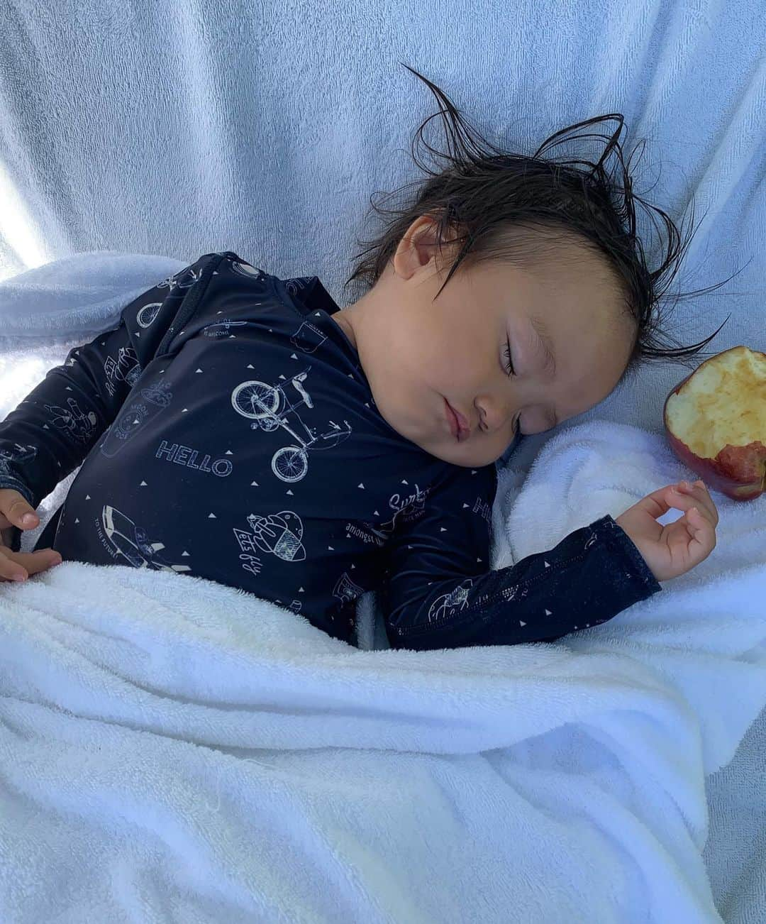 正中雅子さんのインスタグラム写真 - (正中雅子Instagram)「👶🏻💤 * ハワイ滞在中、ほぼお昼寝しなかった1歳の息子。。。 * 1回だけプール中に、寝て！🙏と願いを込めてタオル巻き巻きしたら寝た😂✨ * 6歳児と同じように遊び回って元気な息子🌞 * #息子#1歳#1歳9ヶ月 #hawaii#ハワイ# #hawaiitrip#子連れハワイ#familytravel #waikiki #masacotravel#夏休み#vacation#家族旅行」8月7日 8時08分 - masacoshonaka