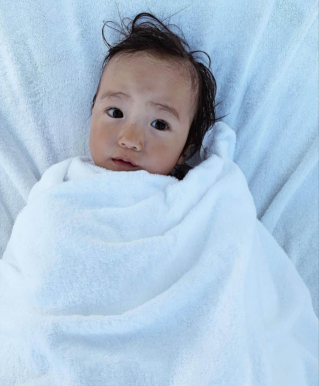 正中雅子さんのインスタグラム写真 - (正中雅子Instagram)「👶🏻💤 * ハワイ滞在中、ほぼお昼寝しなかった1歳の息子。。。 * 1回だけプール中に、寝て！🙏と願いを込めてタオル巻き巻きしたら寝た😂✨ * 6歳児と同じように遊び回って元気な息子🌞 * #息子#1歳#1歳9ヶ月 #hawaii#ハワイ# #hawaiitrip#子連れハワイ#familytravel #waikiki #masacotravel#夏休み#vacation#家族旅行」8月7日 8時08分 - masacoshonaka