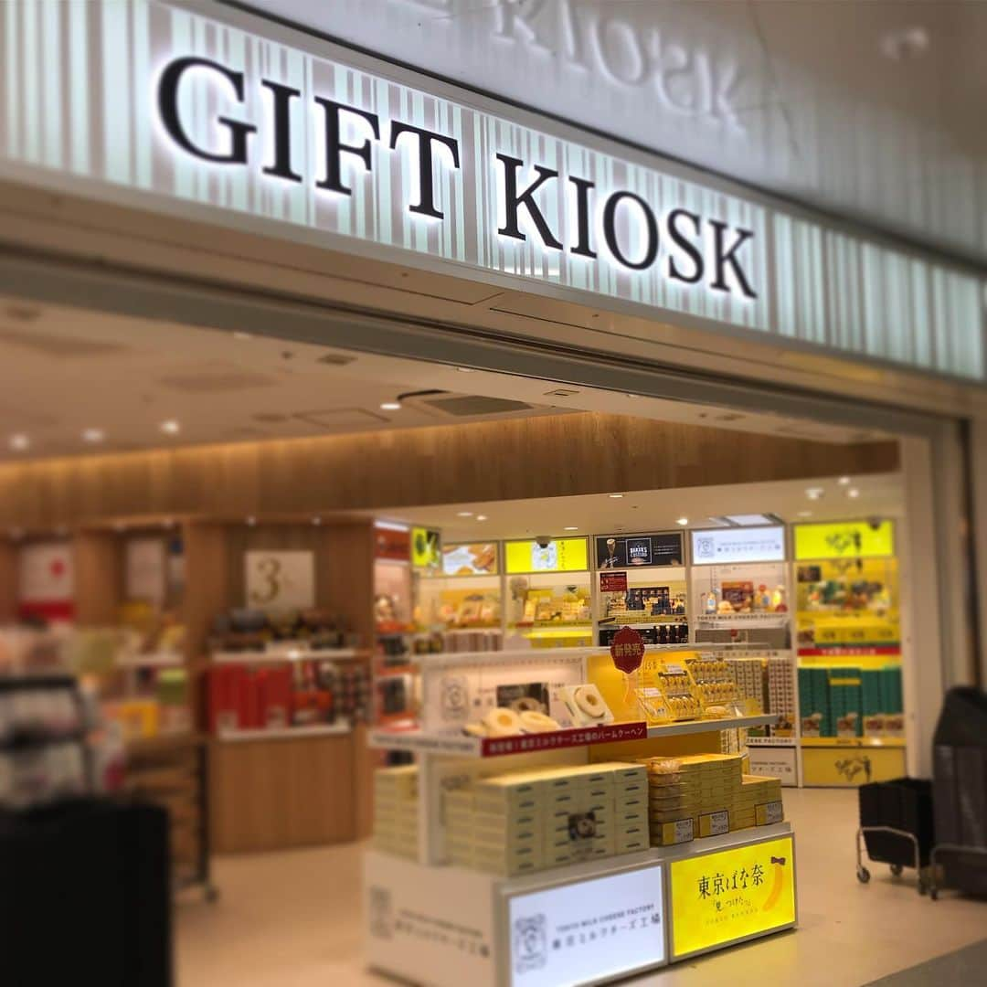 KIHACHI公式Instagramさんのインスタグラム写真 - (KIHACHI公式InstagramInstagram)「【ベイカーズカスタード 販売店舗のご案内】 . カスタードをテーマにしたスイーツブランド BAKER’S CUSTARD（ベイカーズカスタード）。 本日8/7(水)に新たにオープンした、ギフトキヨスク東京（JR東京駅　八重洲中央南口改札外）で販売しています。 . 「ベイカーズカスタード」は、たっぷりのバターを使用したほろほろ食感のクッキー生地、しっとりとしたカスタード、どちらの食感も同時に味わえる新しいトーキョー発のオリジナルスイーツです。 . HANAGATAYA グランスタ東京中央通路店（JR東京駅 改札内）、パティスリー キハチ トウキョウミタス （JR東京駅 八重洲北口 改札外 東京駅一番街1階）とあわせて、手みやげに、東京みやげに、ぜひご利用ください。 . 販売場所：ギフトキヨスク東京（JR東京駅　八重洲中央南口改札外） . . #bakerscustard #ベイカーズカスタード #tokyosweets #tokyosouvenior  #東京みやげ #東京土産 #おみやげ #お土産 #手みやげ #カスタードクリーム #カスタード #リトルトーキョーライフ #日経トレンディ #東京駅 #キハチ #パティスリーキハチ #kihachi #patisseriekihachi . . https://www.kihachi.jp/news/patisserie/patisserie_633.html」8月7日 8時10分 - kihachi_official