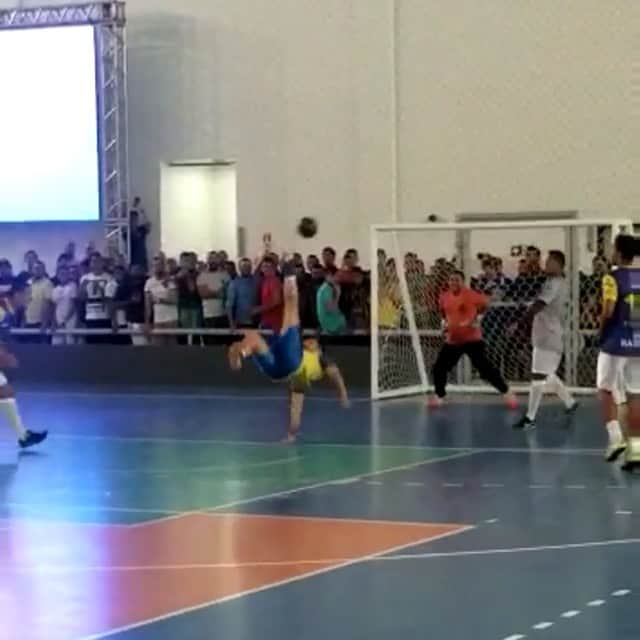 アレッサンドロ・ローザ・ヴィエイラのインスタグラム：「Vídeo- Você quer gol de bicicleta? 😃  Foi muito bom passar pelo Nordeste esses dias,mais especificamente no interior de Pernambuco - #AfogadosdaIngazeira ✅ #Caruaru ✅ e encerrando em #Goiana ✅ que ainda ficaram algumas centenas de pessoas sem conseguir entrar devido a Super Lotação!  O Brasil é maravilhoso e o público do Norte e Nordeste, carinho incomparável!  Só tenho que dizer OBRIGADO ❤️ e até breve.  Evento - @agenciads12」