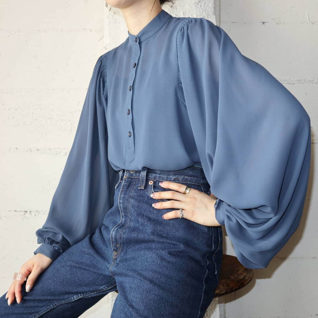 吉祥寺 古着屋 Orfeoのインスタグラム：「Vintage Volume Sleeve Blouse  #orfeo #kichijoji #tokyo #vintage #used #fashion #coordinate #outfit #オルフェオ #吉祥寺 #東京 #古着 #古着屋 #ヴィンテージ #ユーズド #ファッション #コーディネート  掲載商品のお問い合わせはメールにて承っております。コメント、DMでのお問い合わせは受け付けておりませんのでご了承ください。」