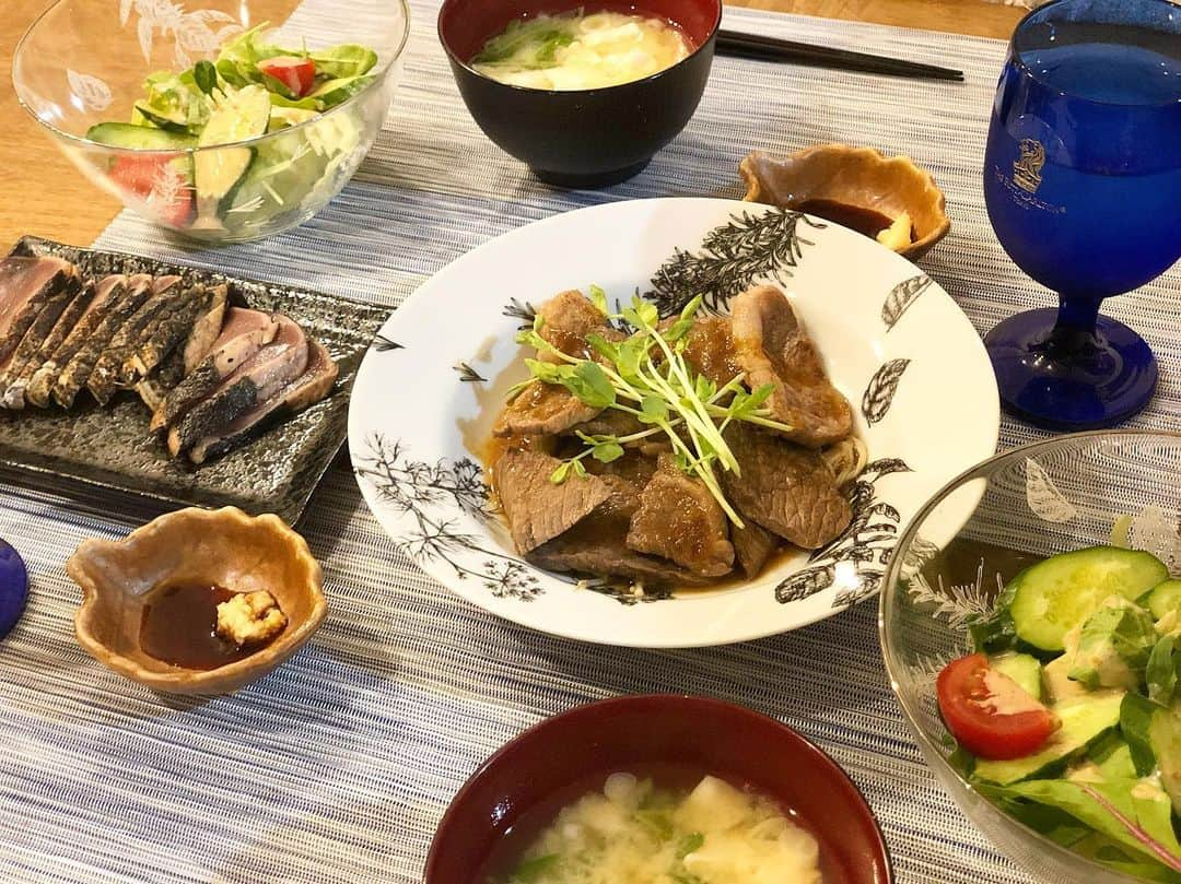 小野恵美さんのインスタグラム写真 - (小野恵美Instagram)「鉄分豊富な献立🙌 ＊焼肉おろしソースがけ ＊カツオのたたき ＊サラダ ＊豆腐の味噌汁 妊婦さんにも赤ちゃんにも 鉄分はとっても必要な栄養素❤️ 赤身の肉、カツオ、大豆、ほうれん草などに多く含まれています。新鮮なものであれば、お刺身もOKと病院から教わっています😊👌 #おうちごはん #晩ご飯 #夜ご飯 #鉄分補給 #鉄分 #料理 #cooking #えみキッチン #妊婦 #マタニティ」8月7日 8時17分 - onoemi_official