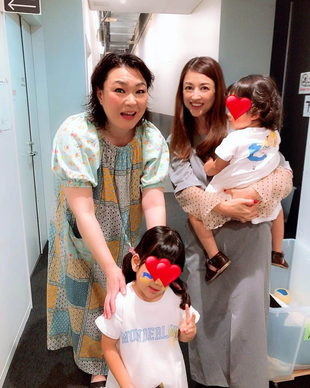 小沢真珠さんのインスタグラム写真 - (小沢真珠Instagram)「先日娘達と「ピーターパン」の舞台を観に行きました。1999年の「ピーターパン」でウェンディをやらせて頂いたので、当時のことが蘇ってきて感動もひとしおでした。ライザ役の久保田磨希さんも素敵でした❤︎8/25日まで公演してます♪  #姉妹コーデ#お揃い#2歳#天パ#4歳#コズレ#ママリ#親バカ部#姉妹ママ#女の子ママ#ベビフル#sisters#instakids #舞台#ミュージカル#ピーターパン #久保田磨希さん#ライザ役 #ペインティング#インディアン #夏の思い出」8月7日 8時17分 - maju_ozawa