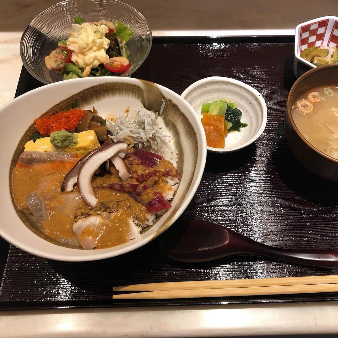 hajimeさんのインスタグラム写真 - (hajimeInstagram)「久しぶりに日本料理 千風さんの海鮮丼が食べたくなりまして…… 胡麻醤油とお刺身の相性がよく、仕上げはお茶漬けにして食べました🤤  知り合いの方にお店をお譲りし、屋号はすし袋→千風に変わりましたが、内装は自分で手がけたほぼそのままの状態です。食事もすご〜く美味しいです😋  店内の写真を撮り忘れたため、お店の写真はすし袋当時のものです😅 ・ ・ ・ ・ ・ #東京#池袋#千風#日本料理#海鮮丼#胡麻#醤油#たれ#仕上げ#お茶漬け#美味しい」8月7日 19時17分 - haji.chan