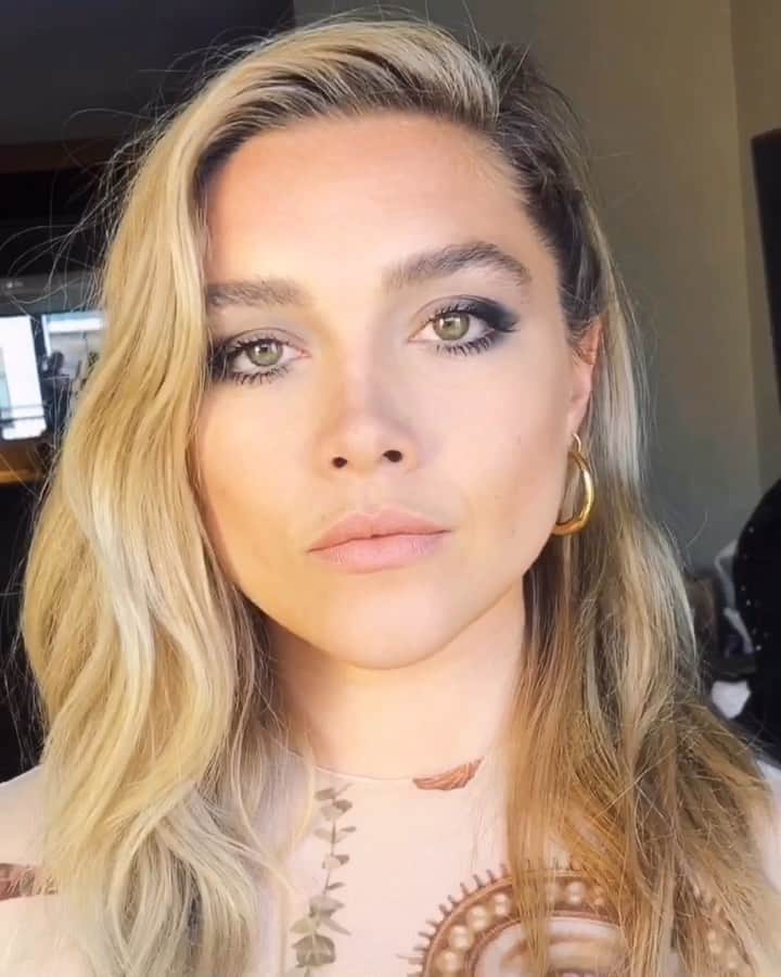 JO BAKERのインスタグラム：「F L O R E N C E • P U G H 🇬🇧 Its a shame she’s no fun and so serious all the time.... #florencepugh #comicon2019 #blackwidow @marvel  Style @rebeccacorbinmurray  Hair @davestanwell  Makeup by me #jobakermakeupartist gave her a lil naked space charred corner Smokey with a fleshy summer nude lip using @chantecaille in #patience...」
