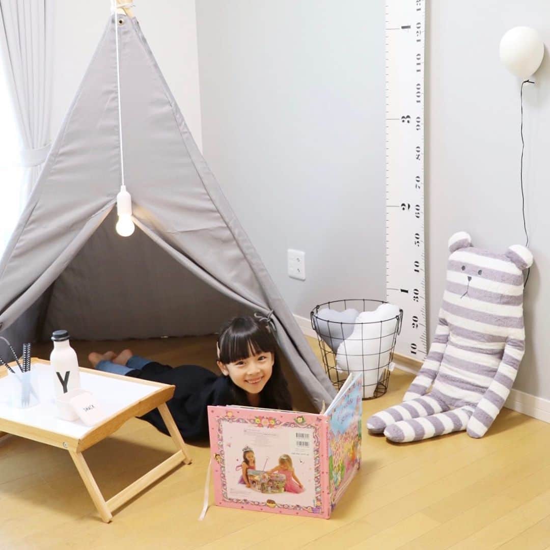 Akiのインスタグラム：「8/7 ・ 娘のお部屋👧🏻 ・ ・ ずっとずっと欲しかった 子供部屋のアイテム⛺️🎈 ・ スウェーデンのサイト  @babyshop でGET☺️♡ ・ ・ 今回買ったのが ☑︎JOXのティピーテント ☑︎ByONのセラミック製バルーン ☑︎デザインレターズの鉛筆 ☑︎デザインレターズのスナックボックス ☑︎デザインレターズのボトル ・ ・ ティピーテントは私がずっと欲しくて、 秘密基地とか娘も大好きだし 場所は取るけどすぐ畳めるし👌 気に入ってくれて良かった😌 ・ ここに モノトーンのラグを敷いて ベッドも置いて… 夢が膨らむ☺️💭 ・ ・ 娘、 誰かに見られてないとすぐサボるタイプなので← 子供部屋には学習机は置きません🙅🏻‍♀️ ・ しばらくはリビング学習✍️ ・ ・ 子供部屋のタグ検索すると めっちゃお洒落なお部屋が多いけど おもちゃの収納ってどうしてるんだろう🤔 ・ 棚に収まりきらない大型のおもちゃとか みんなどうしてる？🙄🧸 ・ ・ ・ #babyshop#designletters#byondesign#kidsroom#ikea#interior#キッズスペース#キッズルーム#子供部屋#子ども部屋#ベイビーショップ#デザインレターズ#ティピーテント#モノトーン#セリア#ダイソー#イケア#インテリア#輸入雑貨#グレーインテリア#モノトーンインテリア ・ ・  @babyshop の日本語サイト☟ https://jp.babyshop.com」