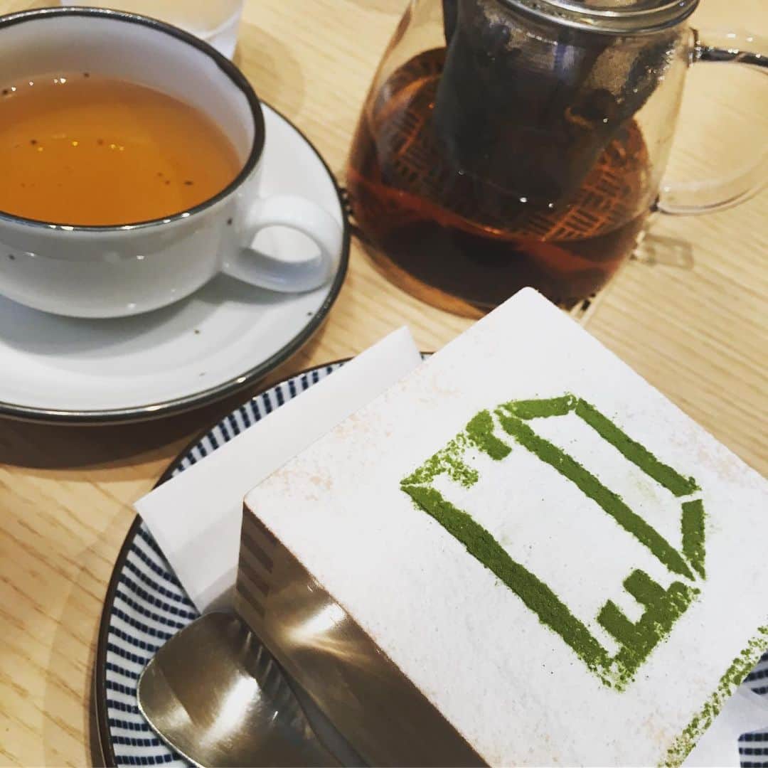 栗原由佳のインスタグラム：「#枡パフェ 暑い中だけど、温かいほうじ茶と一緒に。ごちそうさまでした。」