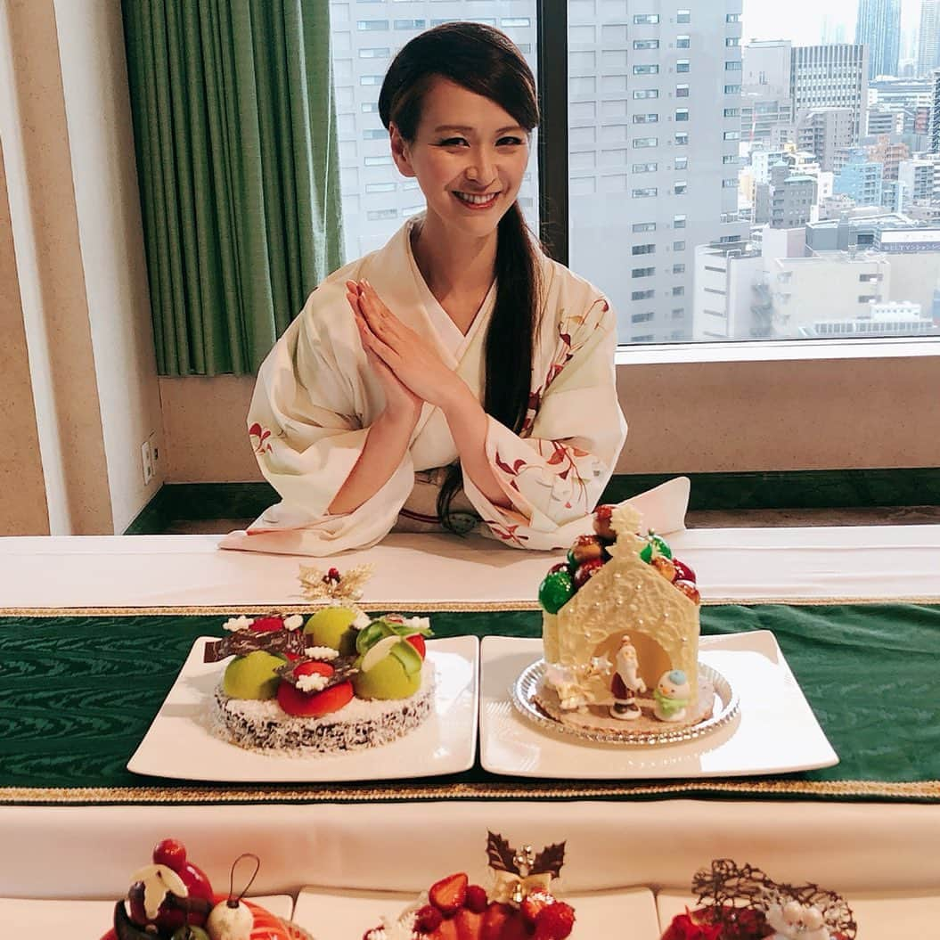 里井真由美さんのインスタグラム写真 - (里井真由美Instagram)「速報！日本一早い！ クリスマスケーキ2019プレス発表〜🎄🎂 ・ ・ 岡山の事書いてる最中でしたが、先ほど情報解禁！速報なので先に書いちゃいます🙏😆❤️ ・ ・ 🔻去る7/18に、ロイヤルパークホテル東京さんで「2019年クリスマススイーツコンテスト」が開催され、本年度販売するケーキ5品が決定しました！ ・ ・ 🔻14名の社内パティシエさんの作品を、誰が作ったか分からない状態で実食審査し、上位品が販売決定となります。 ・ ・ グランプリ「ノエル フレーズ」下島 布由美さん 審査員賞「クリスマス リース」山城 みなみさん ・ ・ 準グランプリ「ノエル ルージュ」福久 駿さん 優秀「ココロ」郡司 こゆき さん 新作「チャペル ドゥ ブッシュ」西原 永才さん ・ ・ 今年も特別審査員として14品を実食審査させて頂きました🙏感謝でございます。 ・ ・  まずは審査結果 速報〜❗️ 10/1から予約開始です！ https://www.rph.co.jp/ ・ ・  #クリスマスケーキ#ロイヤルパークホテル東京#ロイヤルパークホテル#クリスマス#里井真由美#ありが糖運動 #ケーキ#ホテルクリスマス#ホテルスイーツ#1級フードアナリスト里井真由美」8月7日 19時15分 - mayumi.satoi