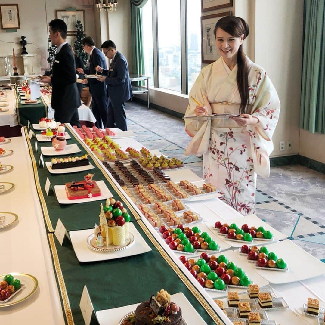 里井真由美さんのインスタグラム写真 - (里井真由美Instagram)「速報！日本一早い！ クリスマスケーキ2019プレス発表〜🎄🎂 ・ ・ 岡山の事書いてる最中でしたが、先ほど情報解禁！速報なので先に書いちゃいます🙏😆❤️ ・ ・ 🔻去る7/18に、ロイヤルパークホテル東京さんで「2019年クリスマススイーツコンテスト」が開催され、本年度販売するケーキ5品が決定しました！ ・ ・ 🔻14名の社内パティシエさんの作品を、誰が作ったか分からない状態で実食審査し、上位品が販売決定となります。 ・ ・ グランプリ「ノエル フレーズ」下島 布由美さん 審査員賞「クリスマス リース」山城 みなみさん ・ ・ 準グランプリ「ノエル ルージュ」福久 駿さん 優秀「ココロ」郡司 こゆき さん 新作「チャペル ドゥ ブッシュ」西原 永才さん ・ ・ 今年も特別審査員として14品を実食審査させて頂きました🙏感謝でございます。 ・ ・  まずは審査結果 速報〜❗️ 10/1から予約開始です！ https://www.rph.co.jp/ ・ ・  #クリスマスケーキ#ロイヤルパークホテル東京#ロイヤルパークホテル#クリスマス#里井真由美#ありが糖運動 #ケーキ#ホテルクリスマス#ホテルスイーツ#1級フードアナリスト里井真由美」8月7日 19時15分 - mayumi.satoi