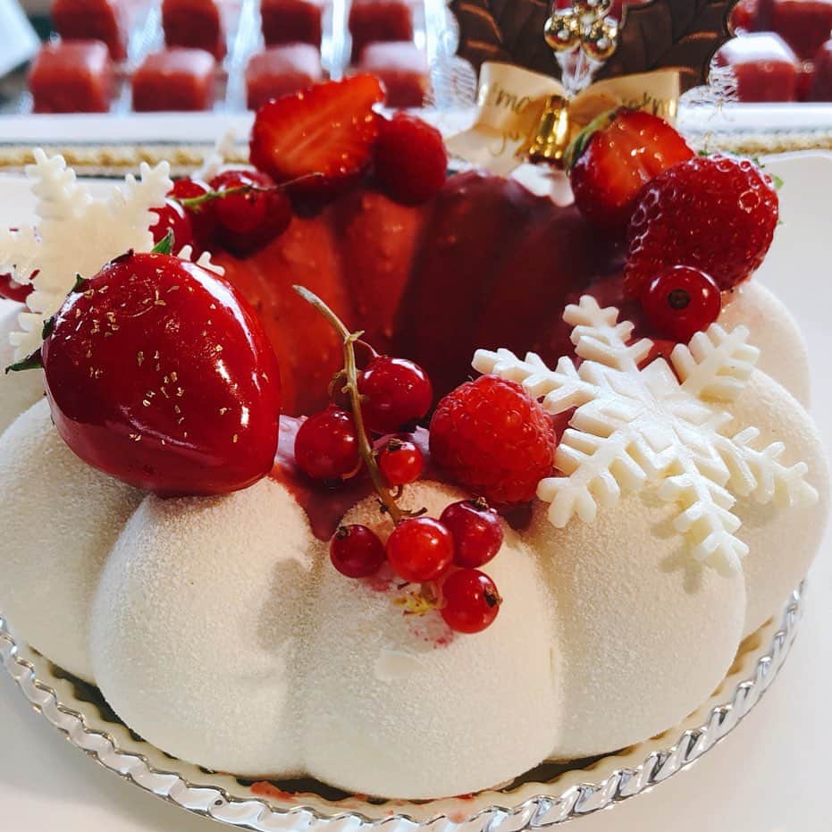 のインスタグラム：「速報！日本一早い！ クリスマスケーキ2019プレス発表〜🎄🎂 ・ ・ 岡山の事書いてる最中でしたが、先ほど情報解禁！速報なので先に書いちゃいます🙏😆❤️ ・ ・ 🔻去る7/18に、ロイヤルパークホテル東京さんで「2019年クリスマススイーツコンテスト」が開催され、本年度販売するケーキ5品が決定しました！ ・ ・ 🔻14名の社内パティシエさんの作品を、誰が作ったか分からない状態で実食審査し、上位品が販売決定となります。 ・ ・ グランプリ「ノエル フレーズ」下島 布由美さん 審査員賞「クリスマス リース」山城 みなみさん ・ ・ 準グランプリ「ノエル ルージュ」福久 駿さん 優秀「ココロ」郡司 こゆき さん 新作「チャペル ドゥ ブッシュ」西原 永才さん ・ ・ 今年も特別審査員として14品を実食審査させて頂きました🙏感謝でございます。 ・ ・  まずは審査結果 速報〜❗️ 10/1から予約開始です！ https://www.rph.co.jp/ ・ ・  #クリスマスケーキ#ロイヤルパークホテル東京#ロイヤルパークホテル#クリスマス#里井真由美#ありが糖運動 #ケーキ#ホテルクリスマス#ホテルスイーツ#1級フードアナリスト里井真由美」