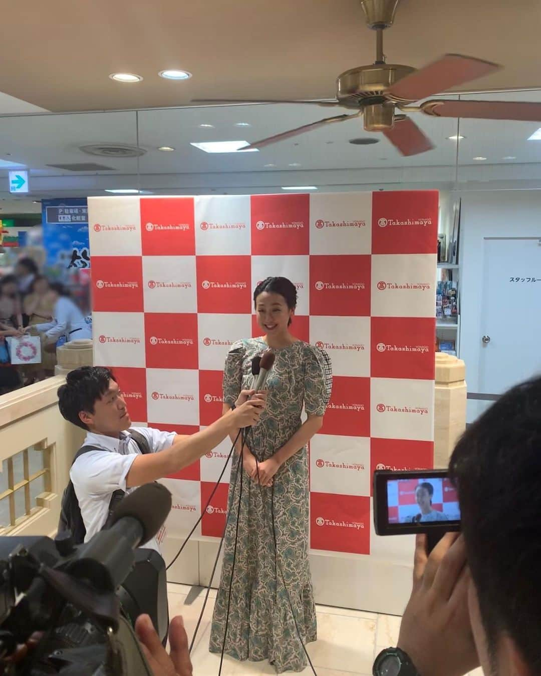 浅田真央さんのインスタグラム写真 - (浅田真央Instagram)「「写真集サイン本お渡し会」 お越しいただき、ありがとうございました！ 今週末は、サンクスツアー苫小牧公演です！」8月7日 19時16分 - maoasada2509