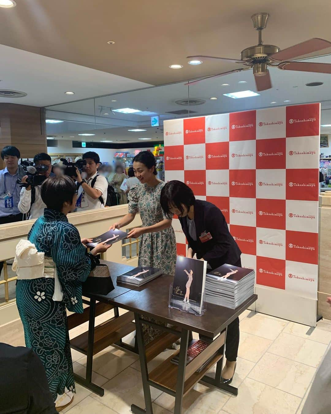 浅田真央さんのインスタグラム写真 - (浅田真央Instagram)「「写真集サイン本お渡し会」 お越しいただき、ありがとうございました！ 今週末は、サンクスツアー苫小牧公演です！」8月7日 19時16分 - maoasada2509