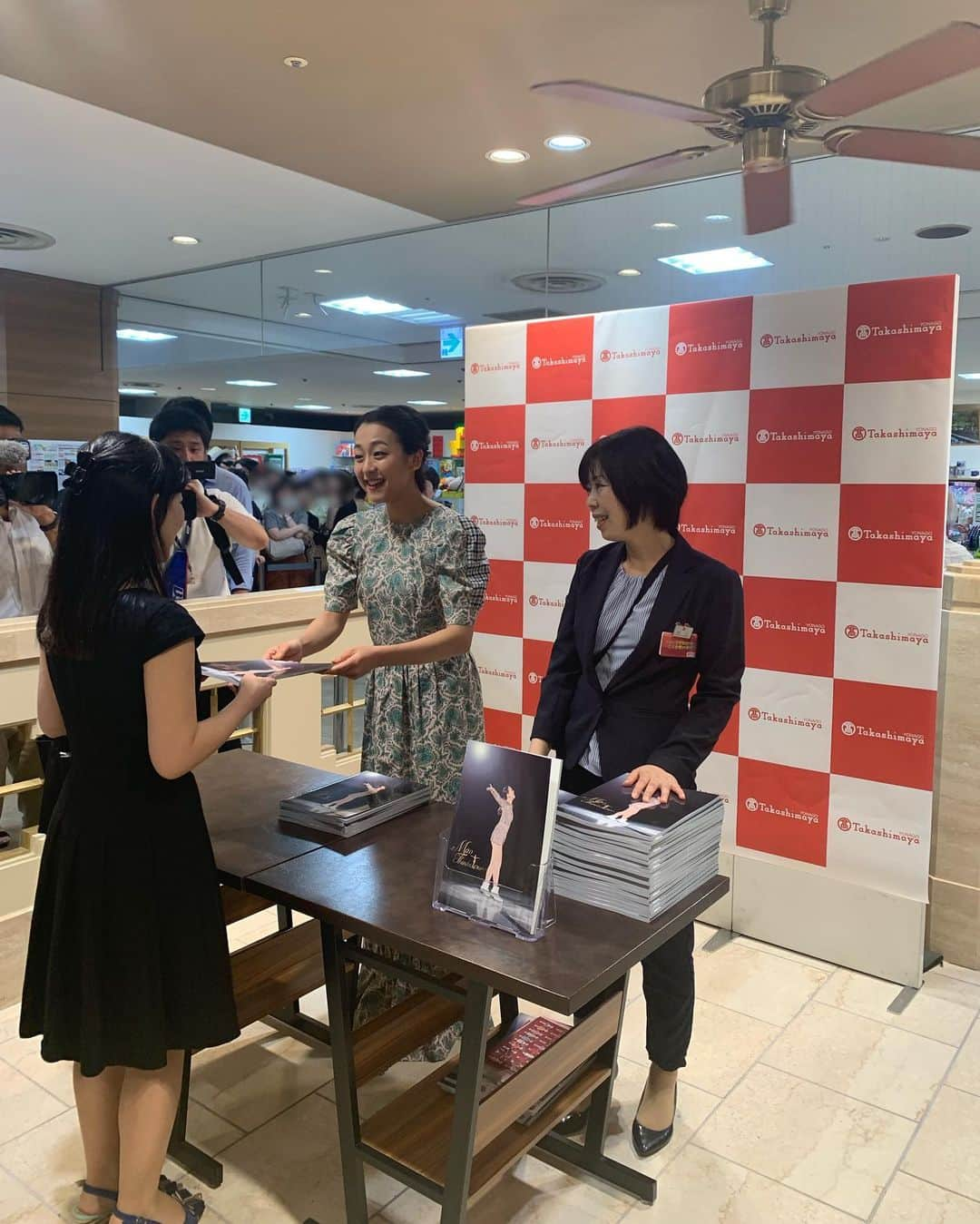 浅田真央さんのインスタグラム写真 - (浅田真央Instagram)「「写真集サイン本お渡し会」 お越しいただき、ありがとうございました！ 今週末は、サンクスツアー苫小牧公演です！」8月7日 19時16分 - maoasada2509