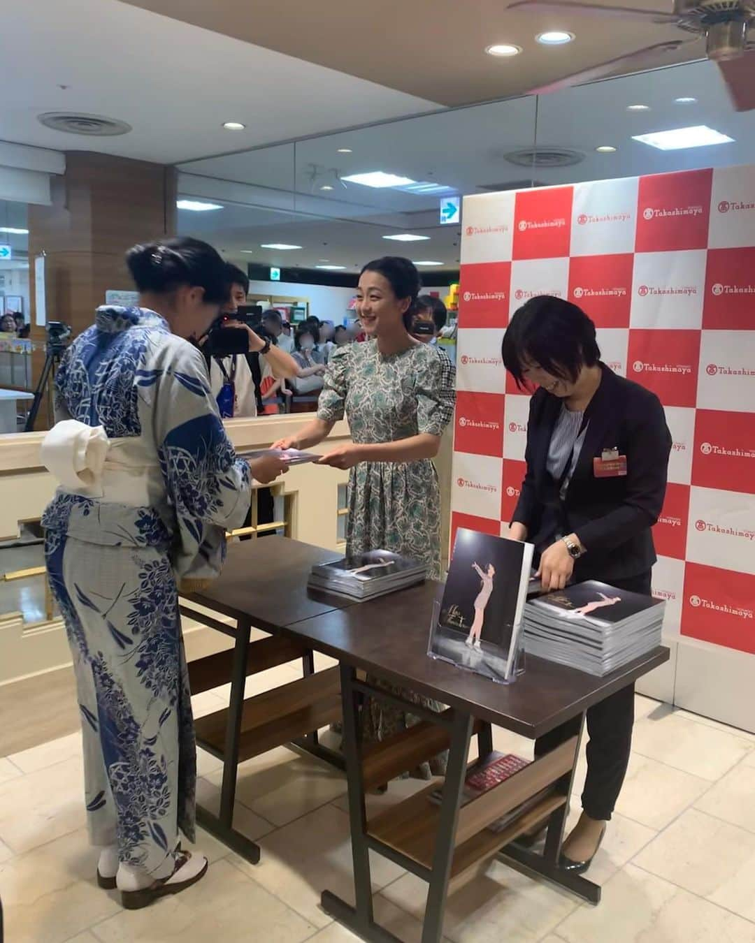 浅田真央さんのインスタグラム写真 - (浅田真央Instagram)「「写真集サイン本お渡し会」 お越しいただき、ありがとうございました！ 今週末は、サンクスツアー苫小牧公演です！」8月7日 19時16分 - maoasada2509