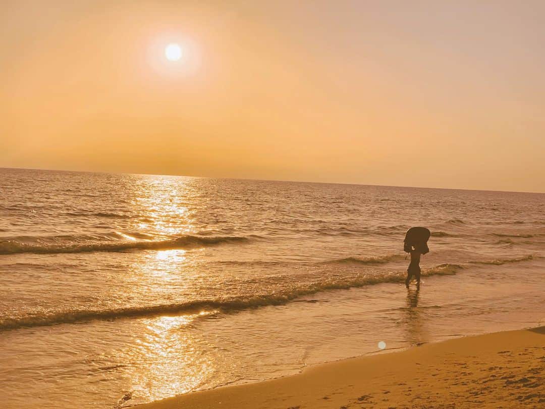 サラ・フェルバーバウムさんのインスタグラム写真 - (サラ・フェルバーバウムInstagram)「My boy is a surfer 🏄‍♂️ . . . . #reflectionsofme #throughmyeyes #babynoahissurfing」8月7日 17時48分 - sarahfelberbaum