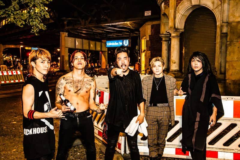 Kenta Koieさんのインスタグラム写真 - (Kenta KoieInstagram)「Berlin was fire!  Today we play at Brutal Assault Festival! Come and go crazy with us!  Photo by @cazrowaoki」8月7日 18時07分 - kencrossfaith