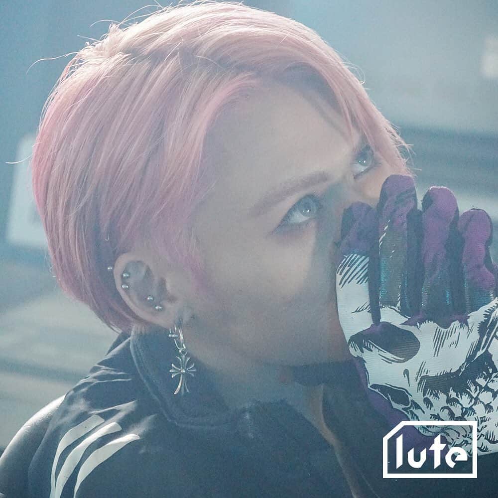 lute / ルーテのインスタグラム：「【 #lute COVER ARTIST】昨年Sid the Lynch名義(@sid_the_lynch)での1stEP『NEVERENDING??』をSoundCloudにアップし、Alternative Rock × HIP HOPというジャンルをクロスオーヴァーさせたエモーショナルな音源が話題となる。その後も数多くの楽曲をSoundCloudにアップし、その存在を知らしめていった。そして、彼の代表曲とも言える”Hype’s”が遂に8月7日に配信リリースされた。印象的なギターのリフと焦燥感を感じながらも突き進む心情を描いたリリックに注目。 . 左にスワイプしてね👆 . . #lute #lutemedia #music #SidtheLynch #sicboy」