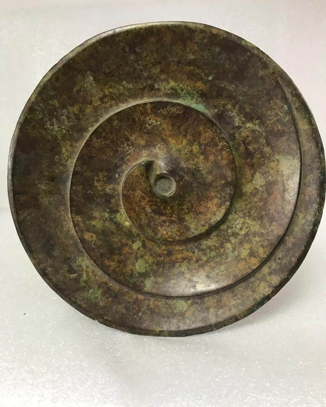 のインスタグラム：「Plato de bronce patinado en verde musgo 🌿 ¿qué os parece? #JoaquinBerao #decoracion #decoracioninteriores #handmade #madeinspain #art #design #designer #JoaquinBeraoJapon #JoaquinBeraoMadrid #JoaquinBeraoMilan #JoaquinBeraoValencia」