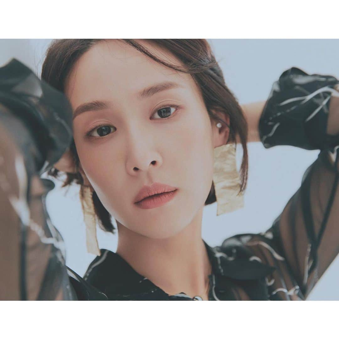 チョ・ヨジョンさんのインスタグラム写真 - (チョ・ヨジョンInstagram)「#ellekorea 멋진척하다가 피자앞에선...풀썩. ㅋㅋ」8月7日 18時00分 - lightyears81