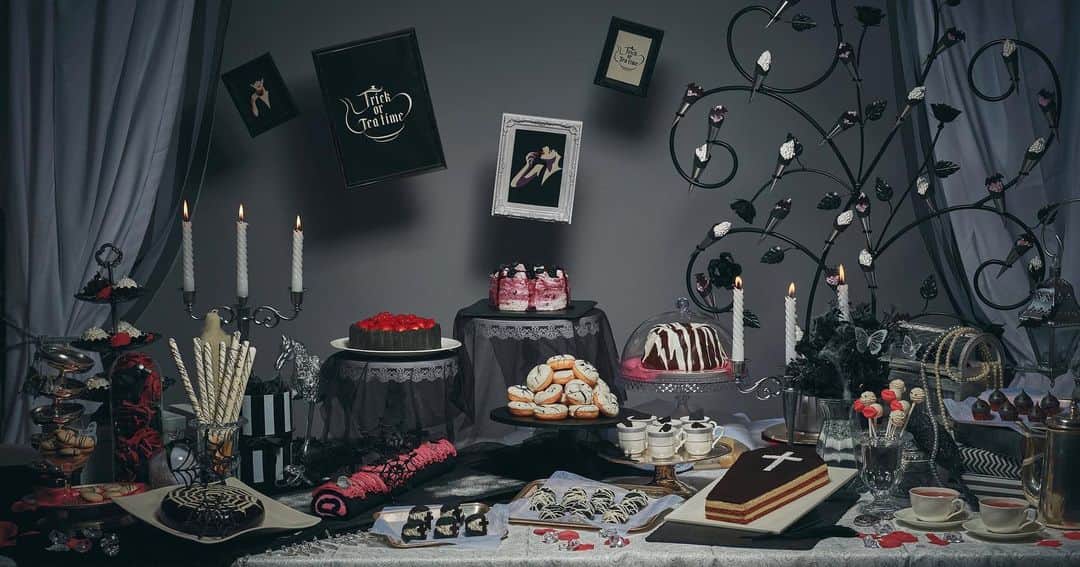 のインスタグラム：「9月7日（土）よりスタート！ ヒルトン東京ベイ、ハロウィーンデザートビュッフェ「Trick or Tea time（トリック・オア・ティータイム）」👻 . ハロウィーンの訪れとともに目覚めた妖艶なゴースト達が繰り広げる、美しきティーパーティーにゲストの皆様をご招待いたします。 ゴーストたちのお茶会にふさわしい黒や白を基調としたゴシックなスイーツや、ティーパーティーにふさわしいクラシカルなスイーツ、ハロウィーンにふさわしい少し不気味だけどどこかファンシーで可愛いスイーツなど、約25種類のスイーツが所狭しと並びます。黒いスイーツに多く使用されている竹炭パウダーはデトックス効果が高く、女性におすすめです。 スイーツのほか、軽食も約15種類とランチにもぴったり。いたずら好きのゴースト達とスプーキーで奇妙なひとときを、甘くときめくスイーツとともにお楽しみください♪ . ご予約、詳細は公式ウェブサイトから♪ . #ヒルトン東京ベイ #ヒルトン #舞浜 #東京ディズニーリゾート  #ハロウィン #ハロウィーン #トリックオアティータイム #お茶会 #ティーパーティ #アフタヌーンティー  #スイーツ好き  #hiltontokyobay #hiltonsweets #maihama #tokyodisneyresort #halloweensweets #trickorteatime #halloween #dessertbuffet #hilton #buffet #instafood #instafood #follow」