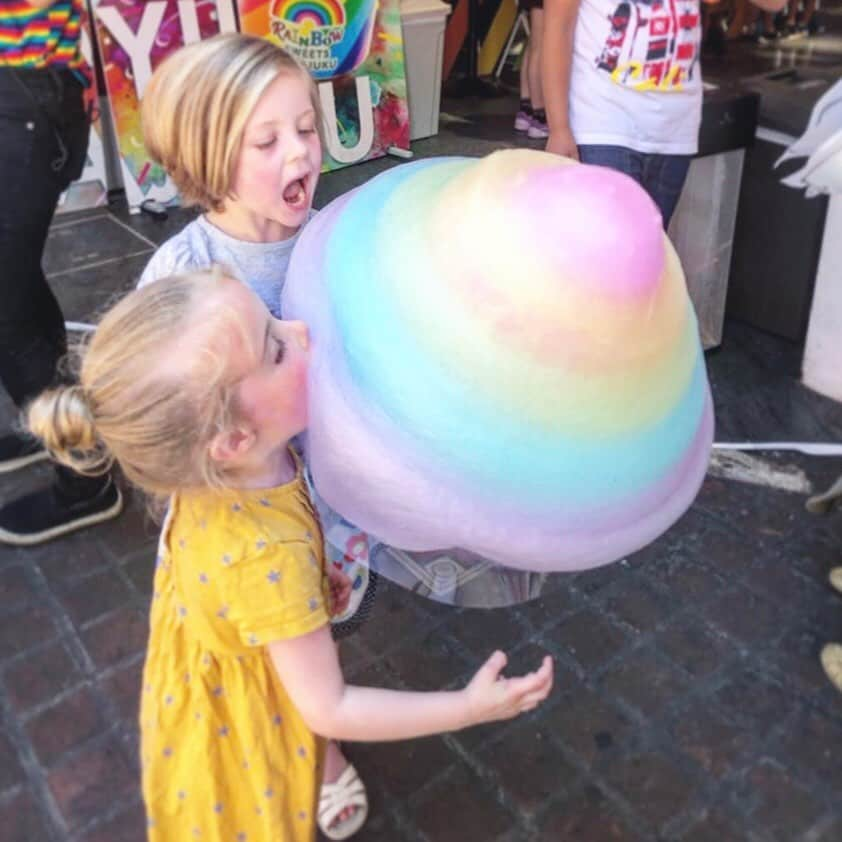 TOTTI CANDY FACTORYのインスタグラム：「👦🌈👧🌈 Thank you for coming! ご来店ありがとうございます😘 Photo by: @mrsbecjones  #repost  #totticandy  #totticandyfactory  #rainbowcottoncandy #tokyo #harajuku #instagood」